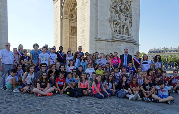 Les enfants à l’Arc de Triomphe